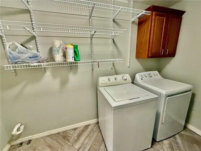 Building Photo - 305 Meadows Ct