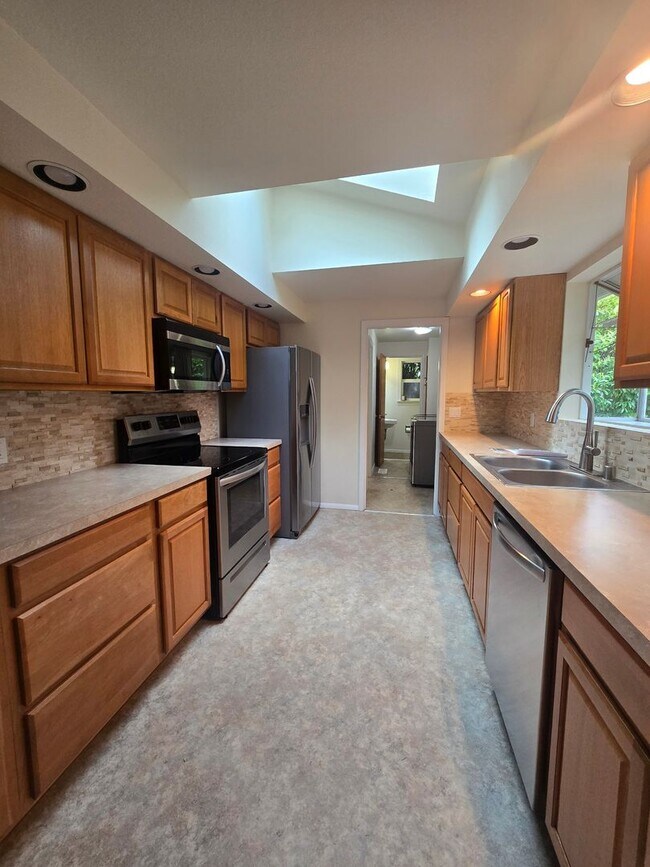 Building Photo - Beautiful 3 bedroom on large lot.