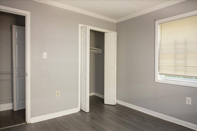 Building Photo - 3bd/1ba w/ Side Porch and Fully Fenced In Backyard!