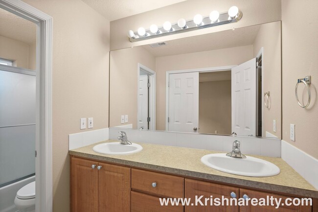 Building Photo - Lovely 3 BD* 2.5 Arbor Station Townhome Av...