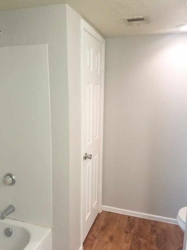 Building Photo - Spacious Two Bedroom Two Bathroom Condo