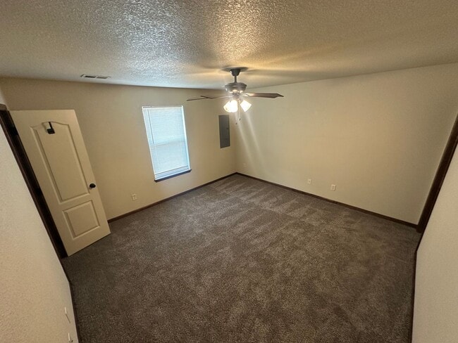 Building Photo - 3 Bed Single Level Duplex in Lee’s Summit