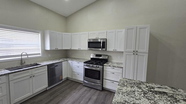 Building Photo - 305 Remuda Dr