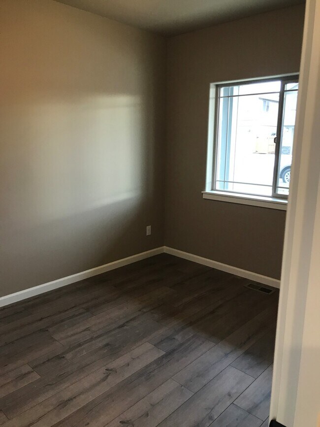 Building Photo - Single Level Home 3 Bedroom / 2 Bathroom in NW Redmond Oregon