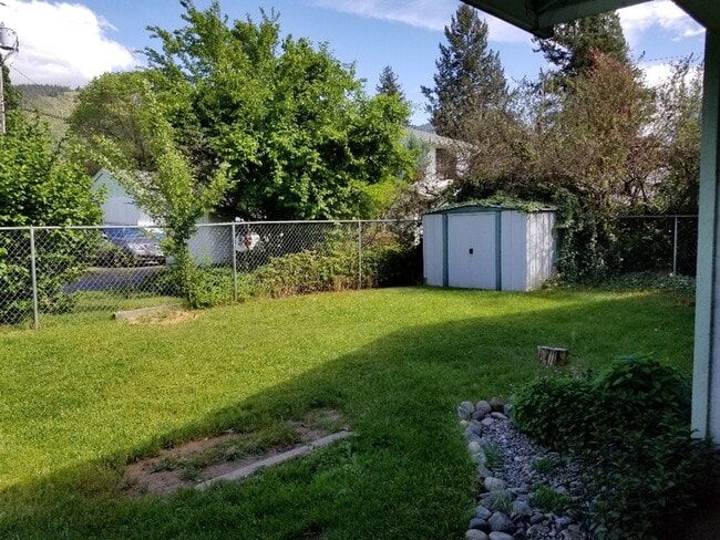 Building Photo - 1685 Cloverlawn Dr