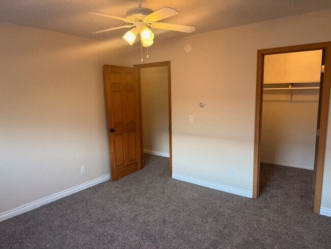 Building Photo - 3 Bedroom Apartment in Jewel Lake w/ Garage and Large Deck!