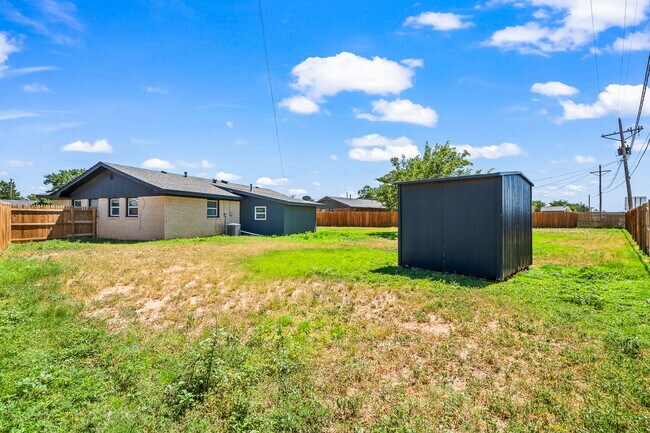 Building Photo - Charming 3/2/1 with Large Backyard