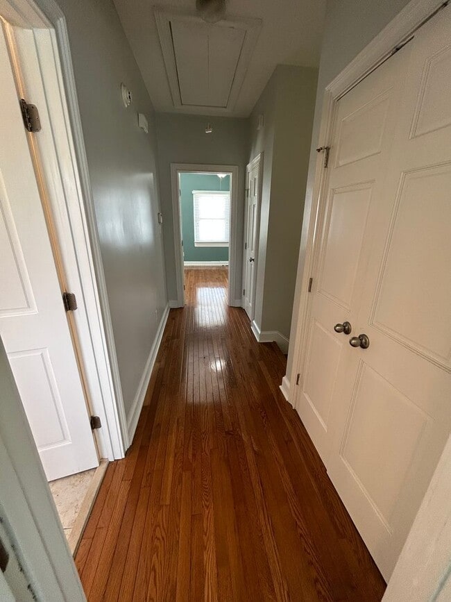 Building Photo - **FIRST MONTH RENT FREE**Charming 3 Bedroom/2 Bathroom with off street parking in Downtown Savann...