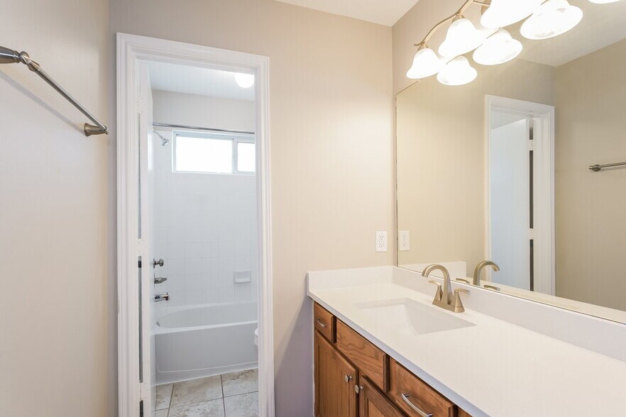 Building Photo - 14814 Dorray Ln