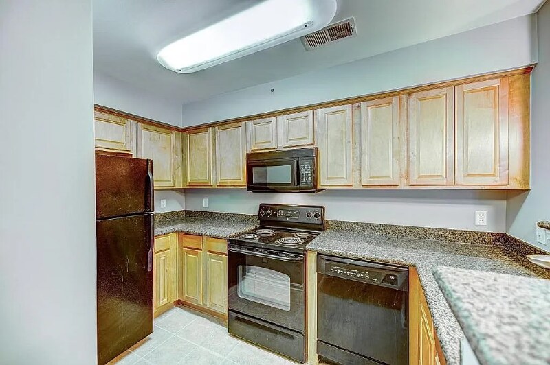 Building Photo - 3176 Summit Square Dr