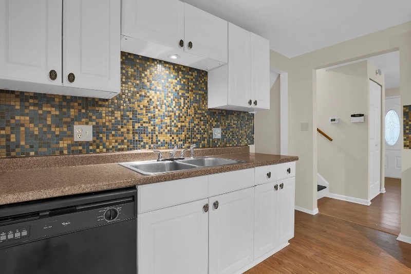 Building Photo - 2464 Queenswood Dr