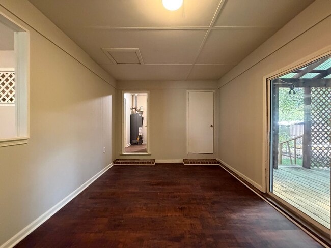 Building Photo - Nice 3/1.5 House in Silver Creek- $1,295