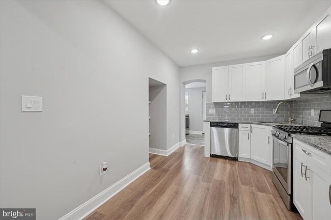 Building Photo - 447 Durfor St
