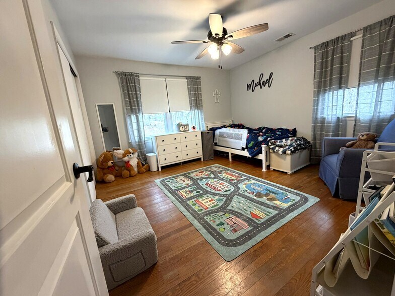 Building Photo - 2119 Oaklyn Dr