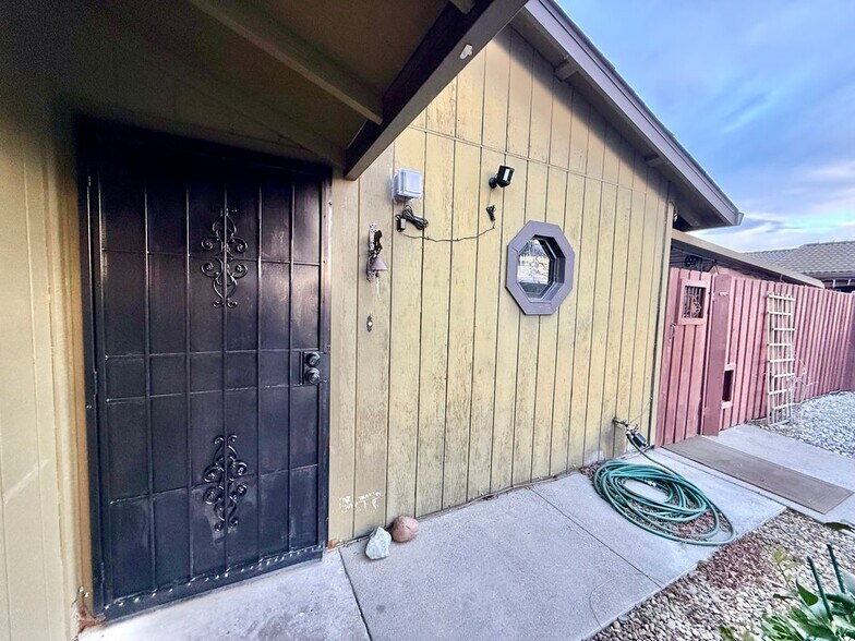 Building Photo - 482 Aztec Ln