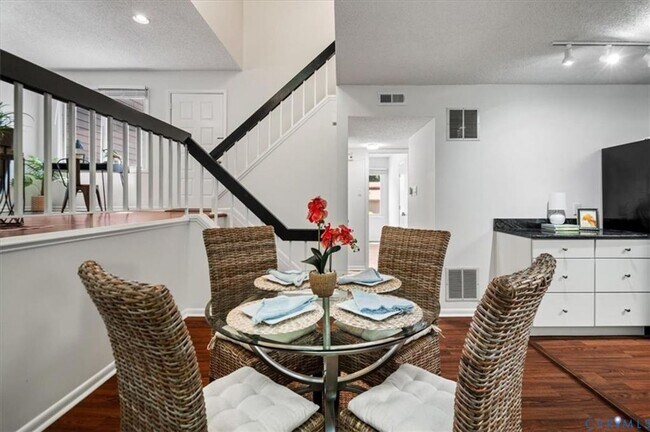 Building Photo - 3 Bedroom Townhome in Henrico!!!