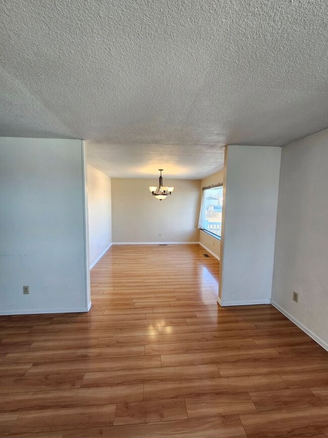 Building Photo - 2108 W 9th Pl