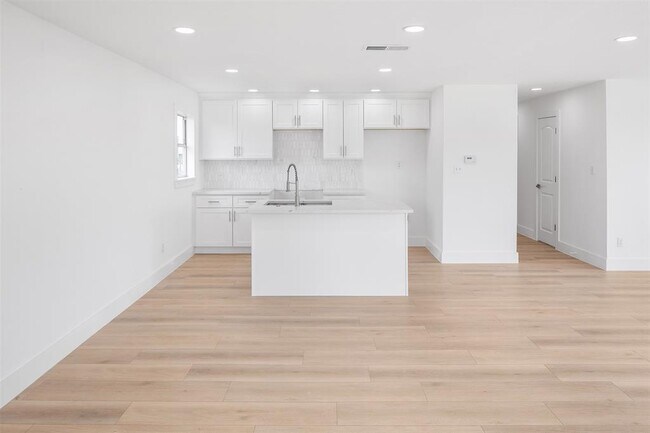 Building Photo - 971 Mary Ann