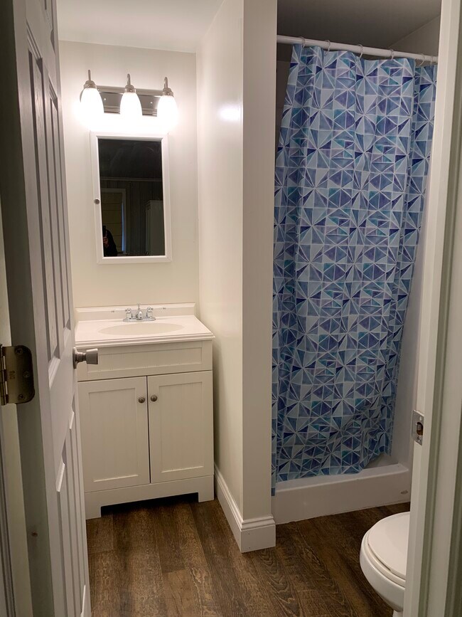 Bathroom with shower. - 8 Dorchester Rd