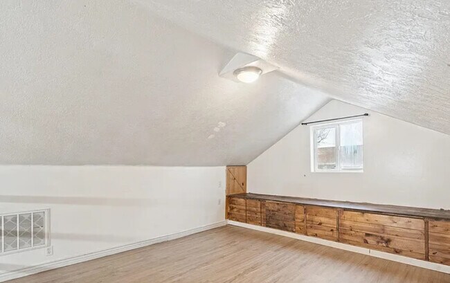 Building Photo - 471 W Elm St