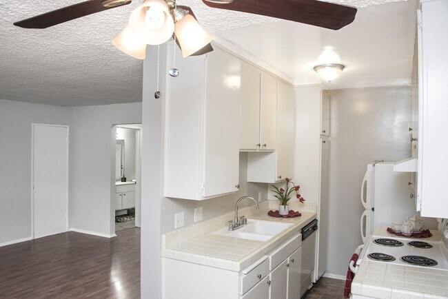 Building Photo - Cedar Deluxe