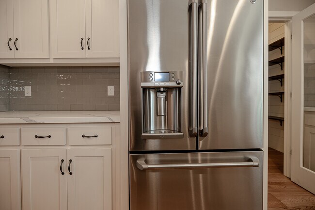 Building Photo - 196 E Main Ave