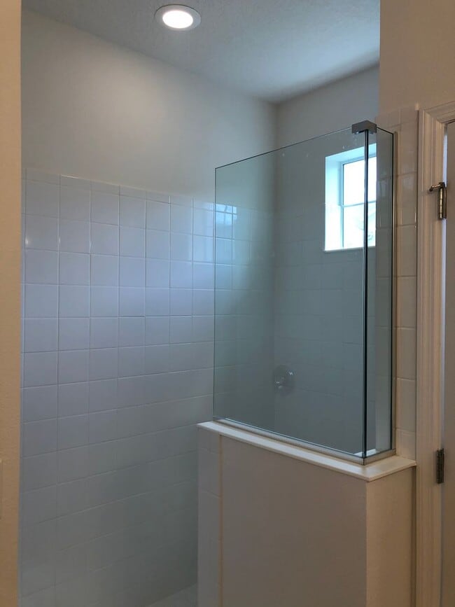 Building Photo - 4BD/3.5BA Townhome in Ravenna Winter Garden!