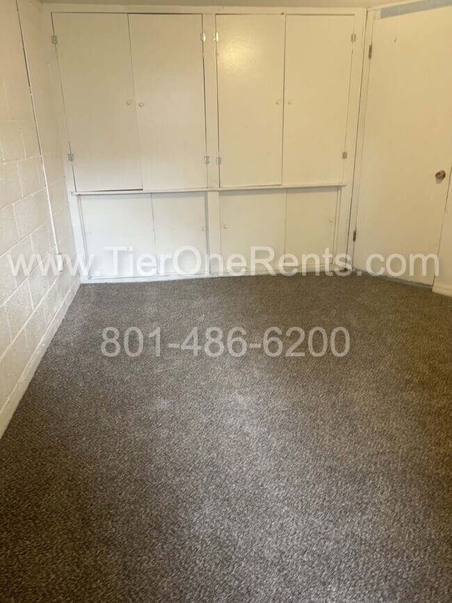 Building Photo - Limited-time offer: $500 off first months rent,