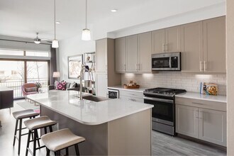 Building Photo - ¡Estrena nuevo hogar y ahorra hasta $1,000!