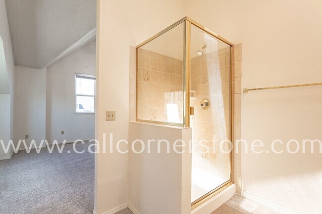Building Photo - 940 Royal Crown Ln