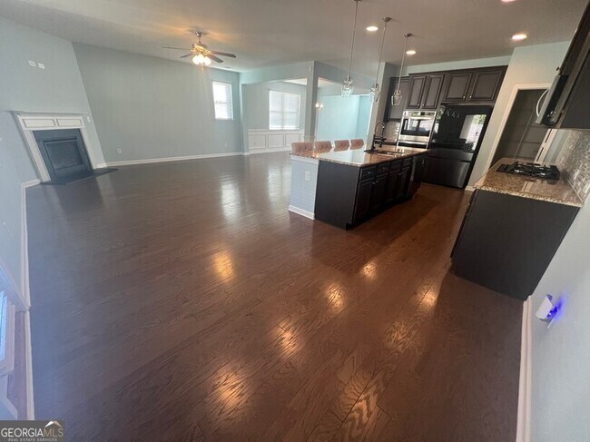 Building Photo - 165 Craines View
