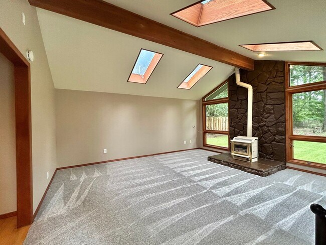 Building Photo - Tranquil Environment: 3 Bed, 1 Bath House