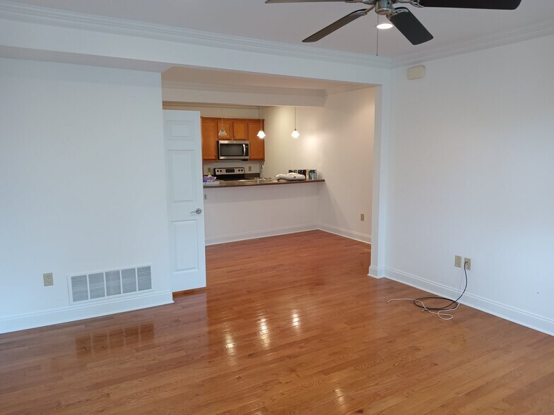 Building Photo - 152 Hallock St