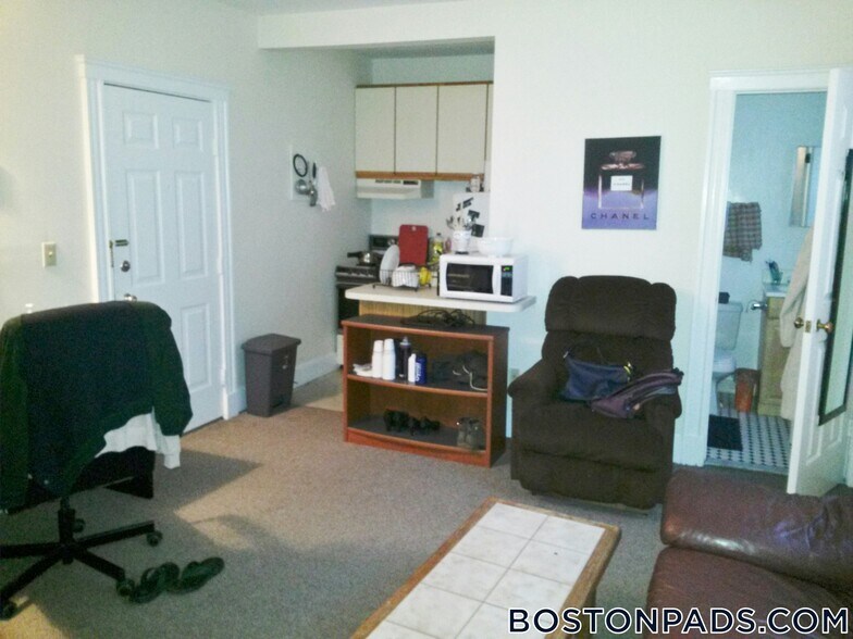 Building Photo - 833 Beacon St