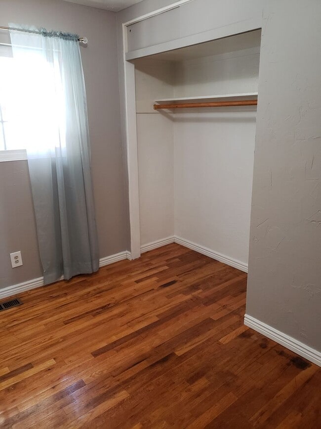 Building Photo - 3 bedroom 1 bath *****Great location!