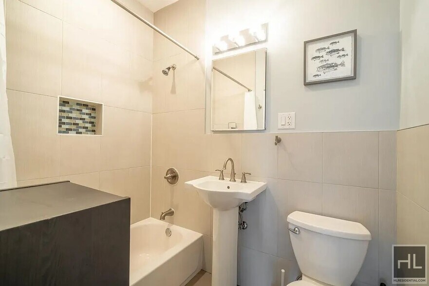 Building Photo - Gorgeous 1 Bedroom on Striver's Row!