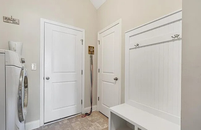 Building Photo - 4 Bedroom 3 Bathroom