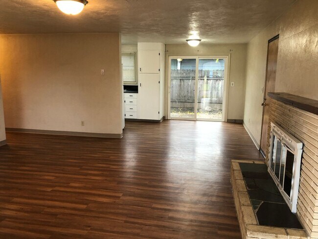 Building Photo - Updated 3 bedroom 1 bath house in Springfi...