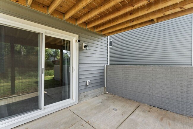Building Photo - Short Term New Construction Townhouse for rent! Rental tell the end of May