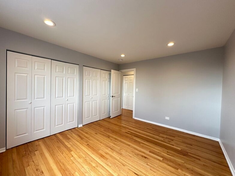 Building Photo - 6954 N Sheridan Rd