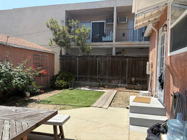 Building Photo - 1208 E Lexington Dr