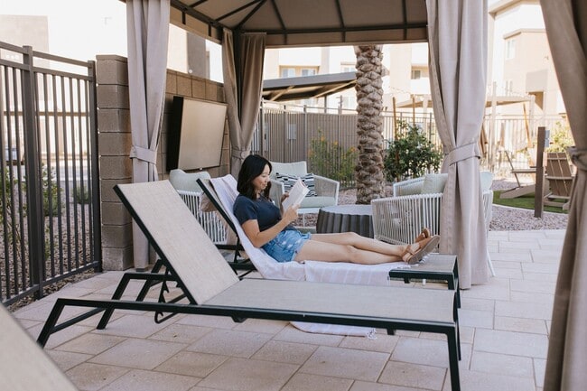 Resort Style Lounge Chairs & Cabanas - Amavida Marana