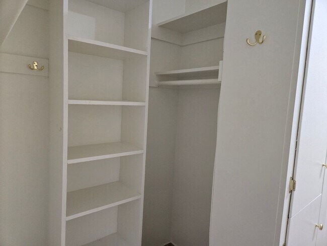 Building Photo - Completely Upgraded 2 bedroom Condo in Riverside