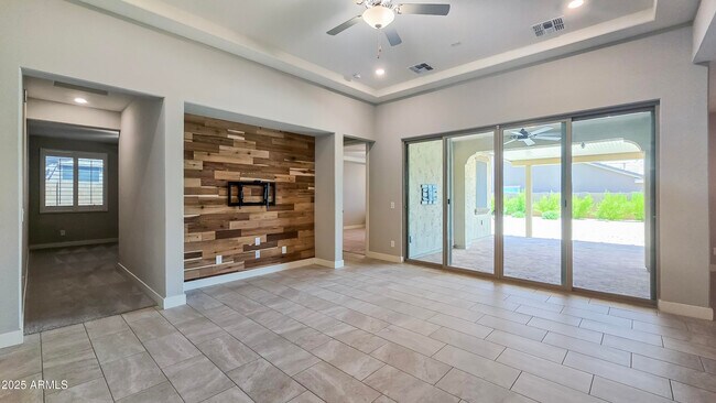 Building Photo - 18407 W Sandlewood Dr