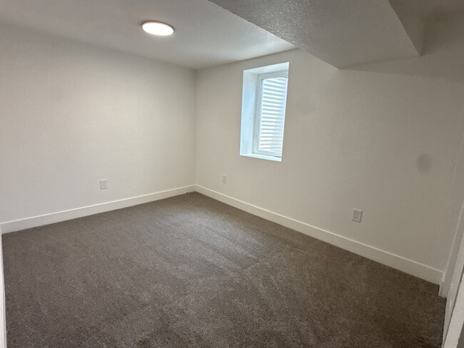Building Photo - 230 N 11th Ct