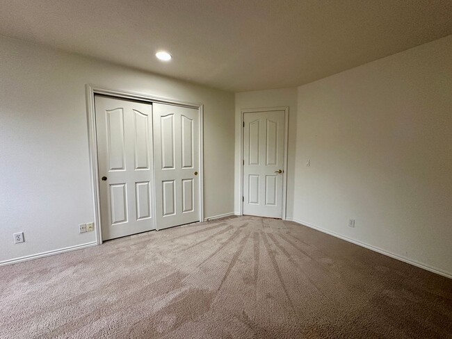 Building Photo - Large Three Bedroom Home in the Hills of West Salem