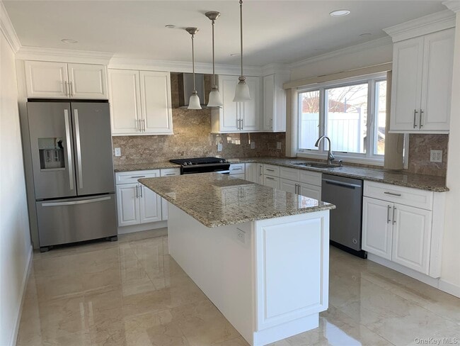 Building Photo - 97 Gainsborg Ave E