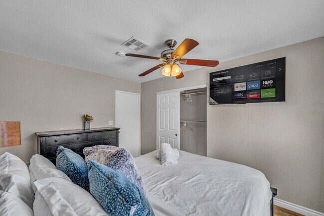 Building Photo - 3 Bed FULLY FURNISHED Pool Home