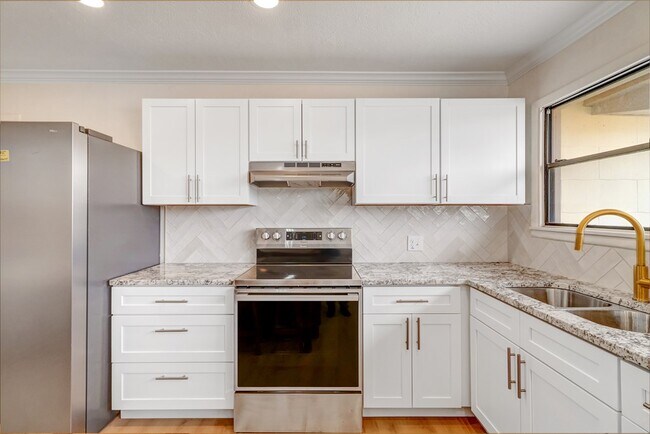 Building Photo - 1402 E 21st St