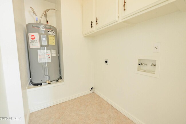 Building Photo - 2547 W Naranja Ave